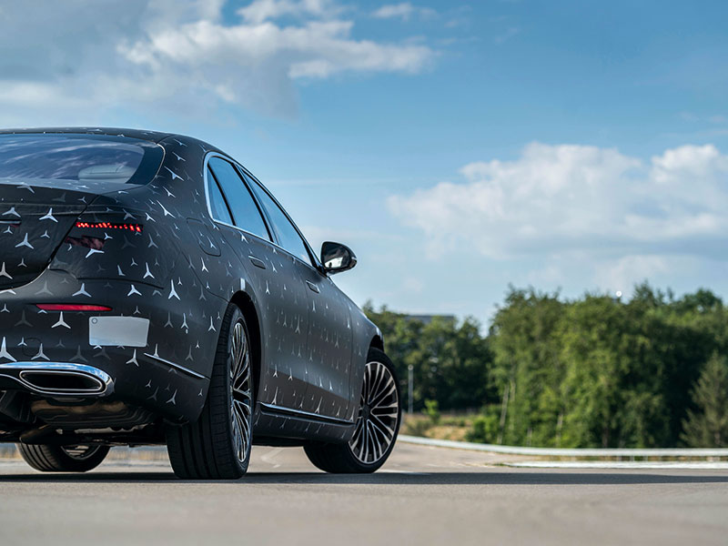 سيارة S-Class الجديدة تقدم أعلى مستويات المتعة والأمان في كل رحلة